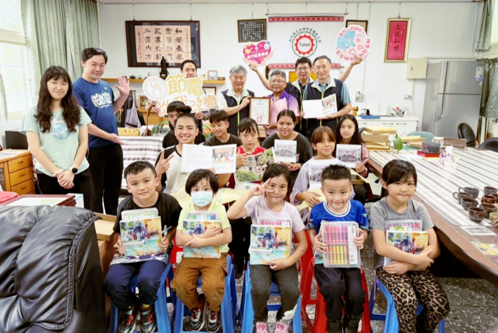 珍藏校園回憶與暖暖祝福 台電新竹區處捐贈畢業紀念冊送愛偏鄉學子 珍藏校園回憶與暖暖祝福 台電新竹區處捐贈畢業紀念冊送愛偏鄉學子