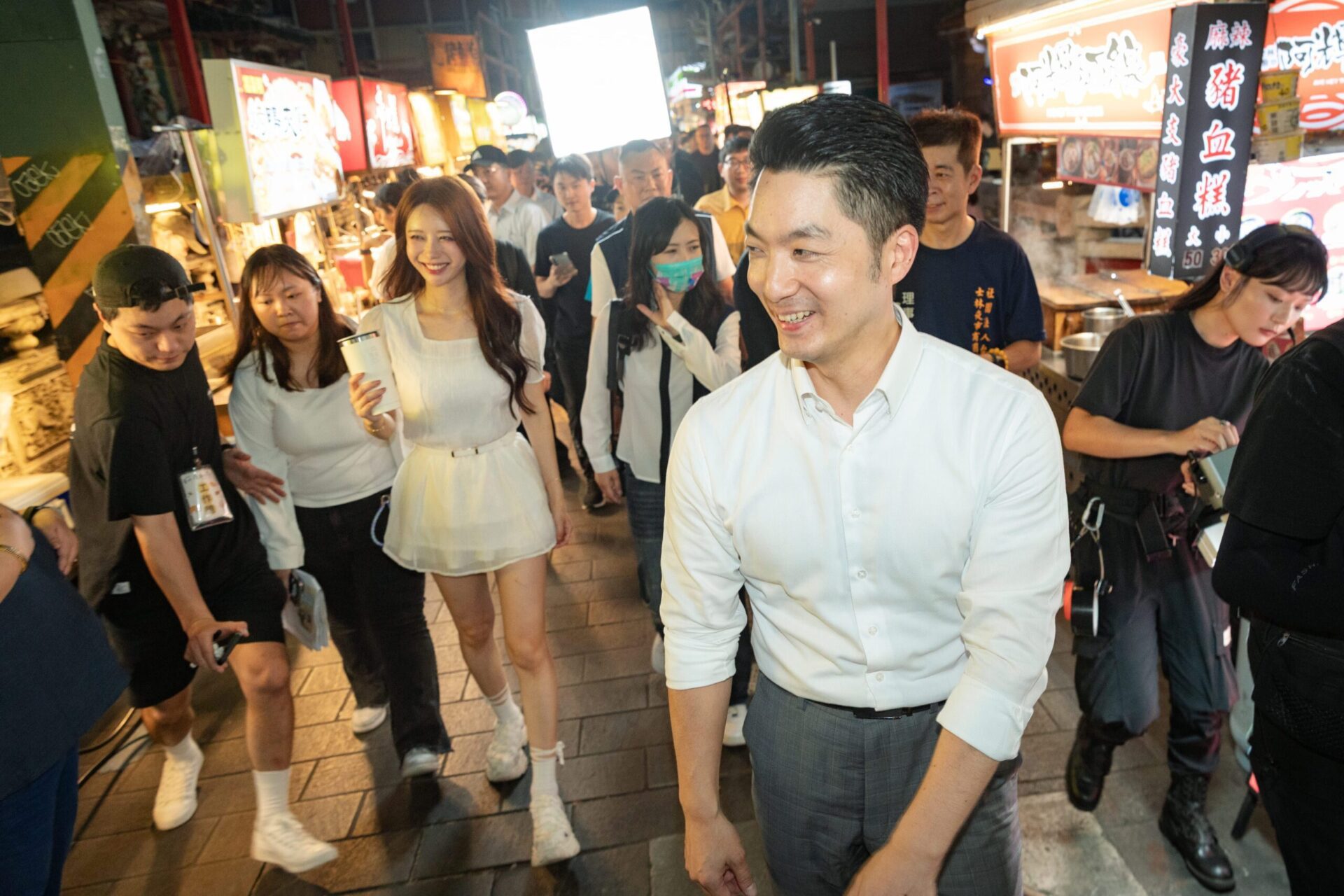 蔣萬安合體啦啦隊女神李雅英　夜市打牙祭變粉絲見面會