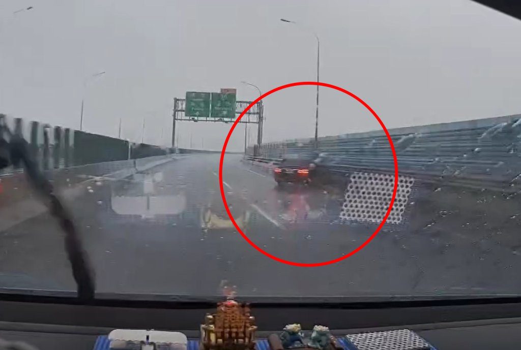 影/雨中狂逼車！賓士挑釁1分鐘自撞收場　台61現世報影片瘋傳