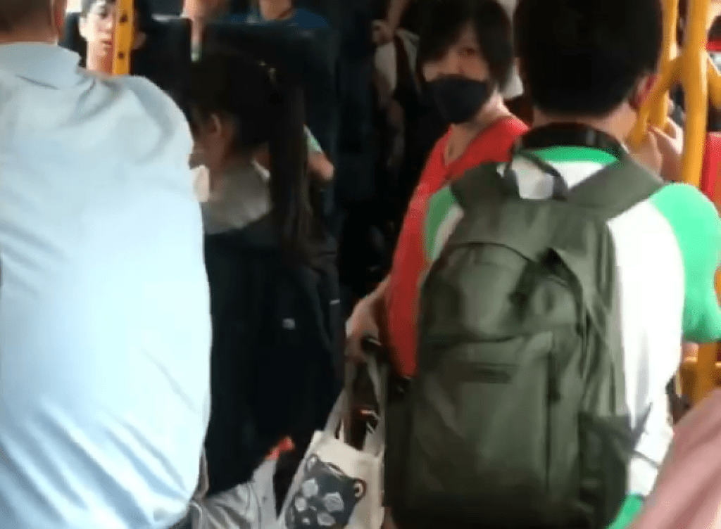 影/學生讓博愛座被大媽唸到哭「我都讓了妳還在那邊講」 車上乘客看不下去出聲「不要道德綁架」 影/學生讓博愛座被大媽唸到哭「我都讓了妳還在那邊講」 車上乘客看不下去出聲「不要道德綁架」