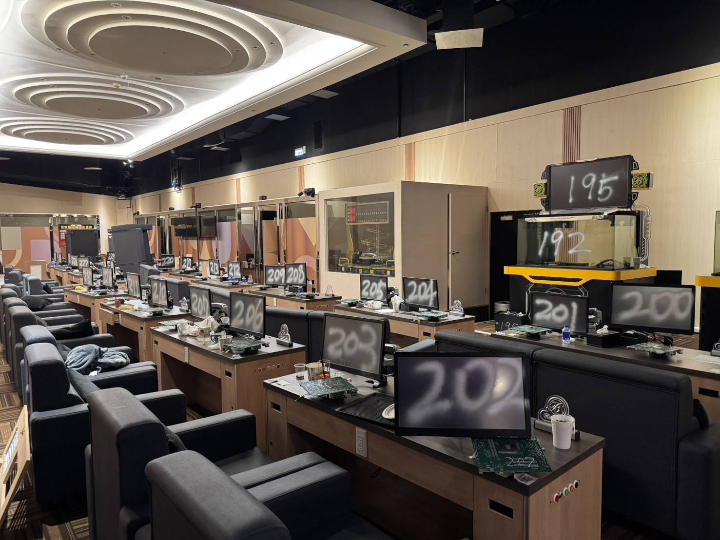 【有片】電子遊藝場暗藏賭博陷阱 蘆竹警持票搜索逮86人