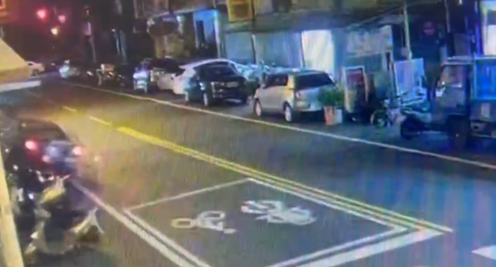 撞擊畫面曝光!草屯自小客車撞路邊8車 衝上人行道側翻釀3傷 撞擊畫面曝光!草屯自小客車撞路邊8車 衝上人行道側翻釀3傷