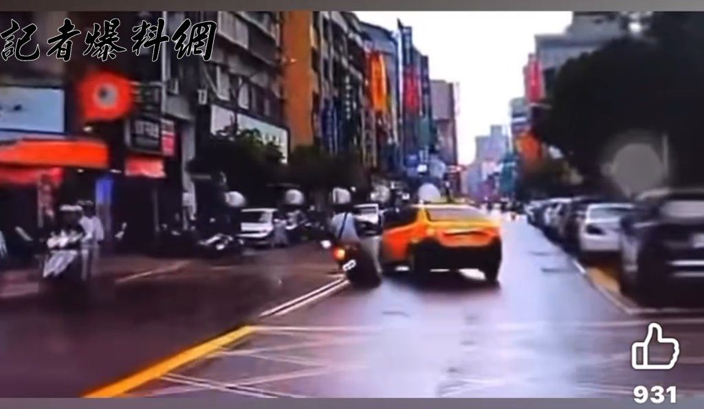 撞擊瞬間曝光!三重小黃疑未打方向燈左轉 騎士煞不及滾輪下遭輾 撞擊瞬間曝光!三重小黃疑未打方向燈左轉 騎士煞不及滾輪下遭輾