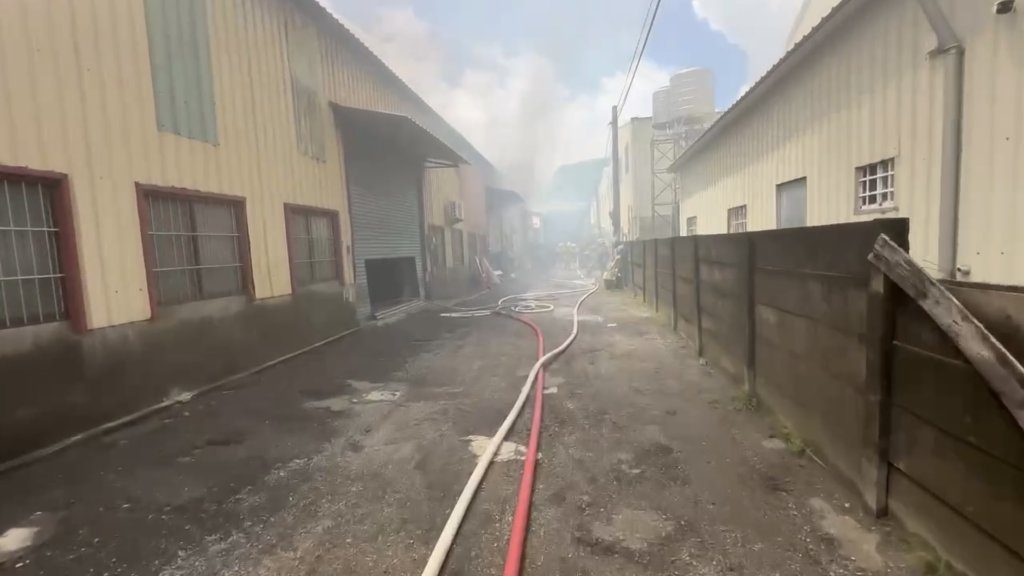快訊/台南仁德廠房火警!延燒3廠房陷火海 消防射水阻隔 快訊/台南仁德廠房火警!延燒3廠房陷火海 消防射水阻隔