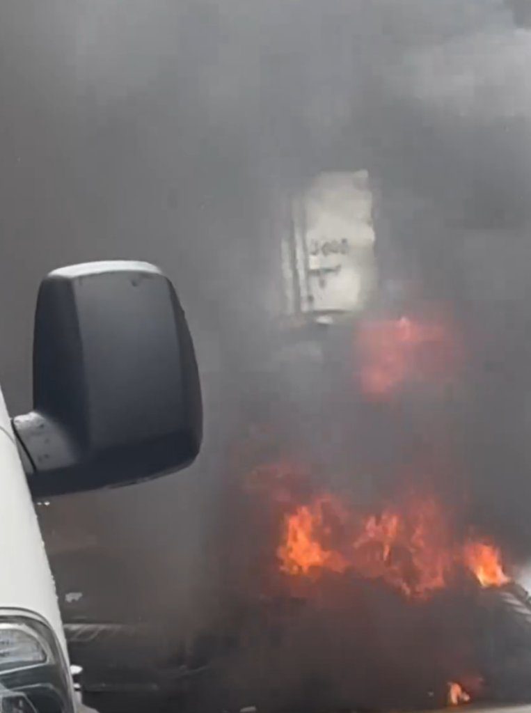 礁溪驚悚火燒車!女騎士閃車自摔 機車爆燃黑煙狂竄 礁溪驚悚火燒車!女騎士閃車自摔 機車爆燃黑煙狂竄