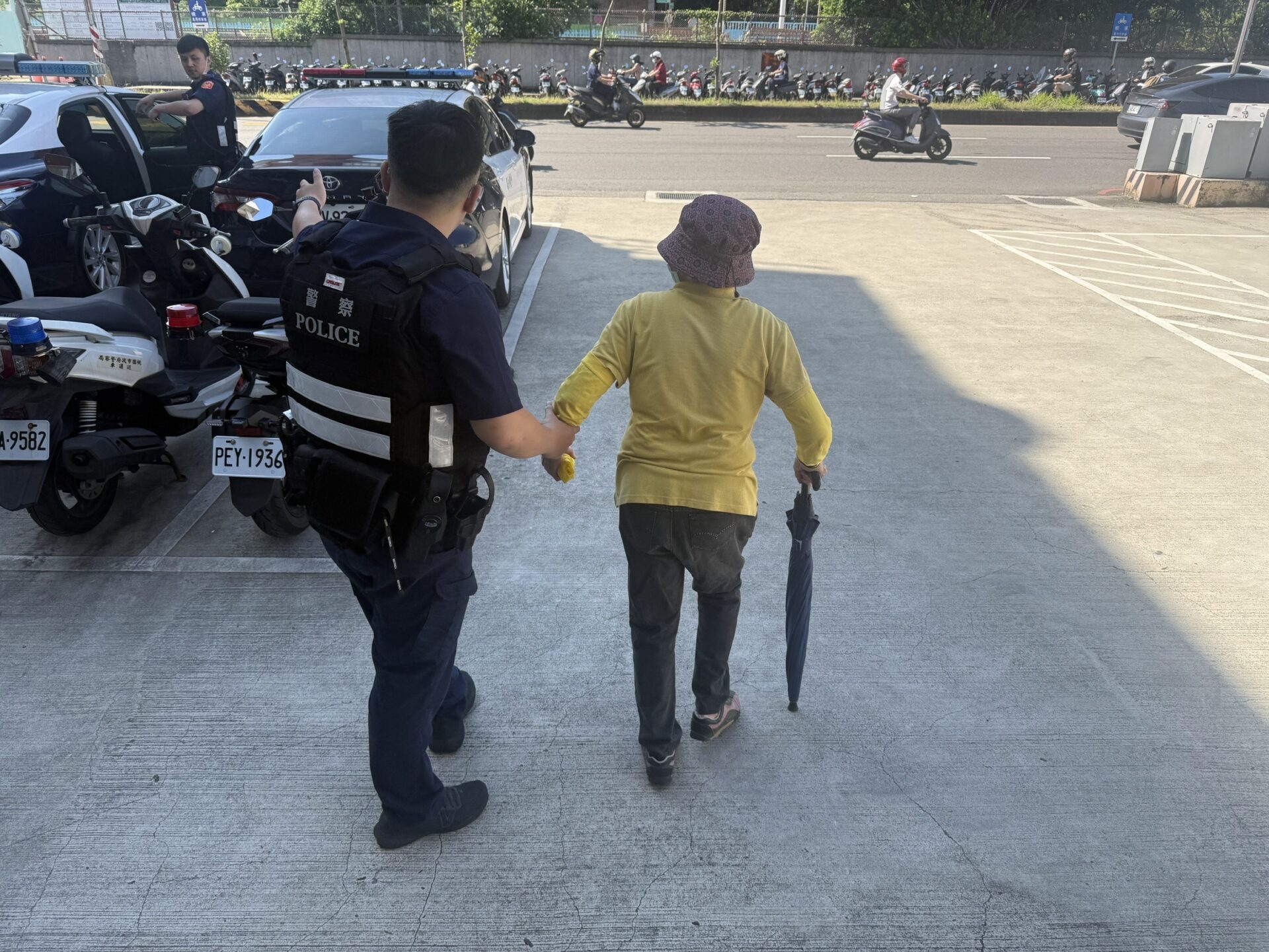 8旬老婦烈日中迷途 壢警暖心陪伴助平安返家 8旬老婦烈日中迷途 壢警暖心陪伴助平安返家