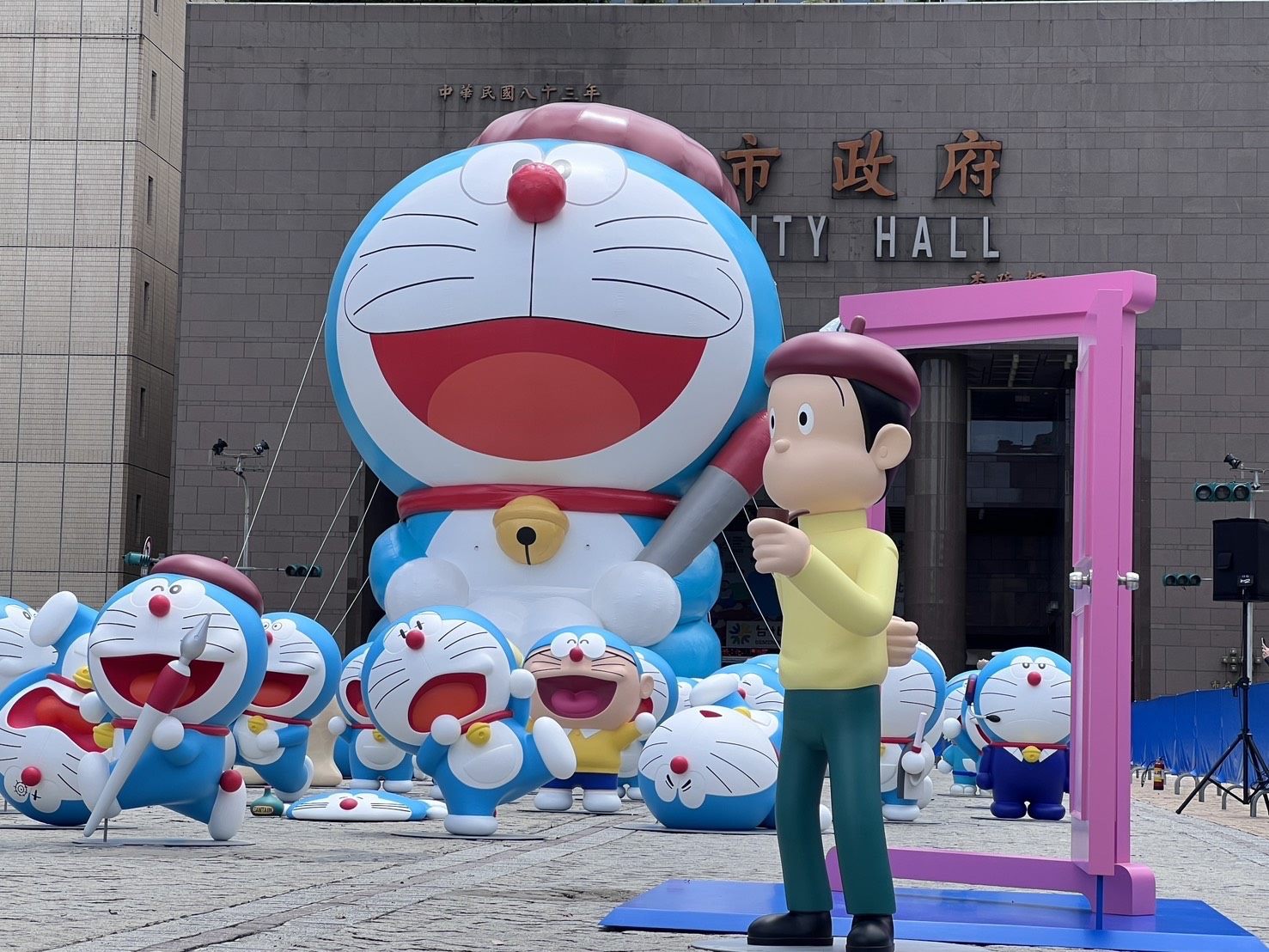 全家一起穿任意門！哆啦A夢快閃活動萌翻北市府廣場