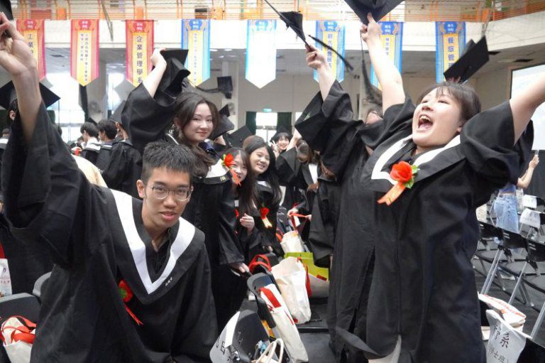 「智領未來」畢業典禮登場 1397位華大學子迎向高薪前程、智慧人生 「智領未來」畢業典禮登場 1397位華大學子迎向高薪前程、智慧人生