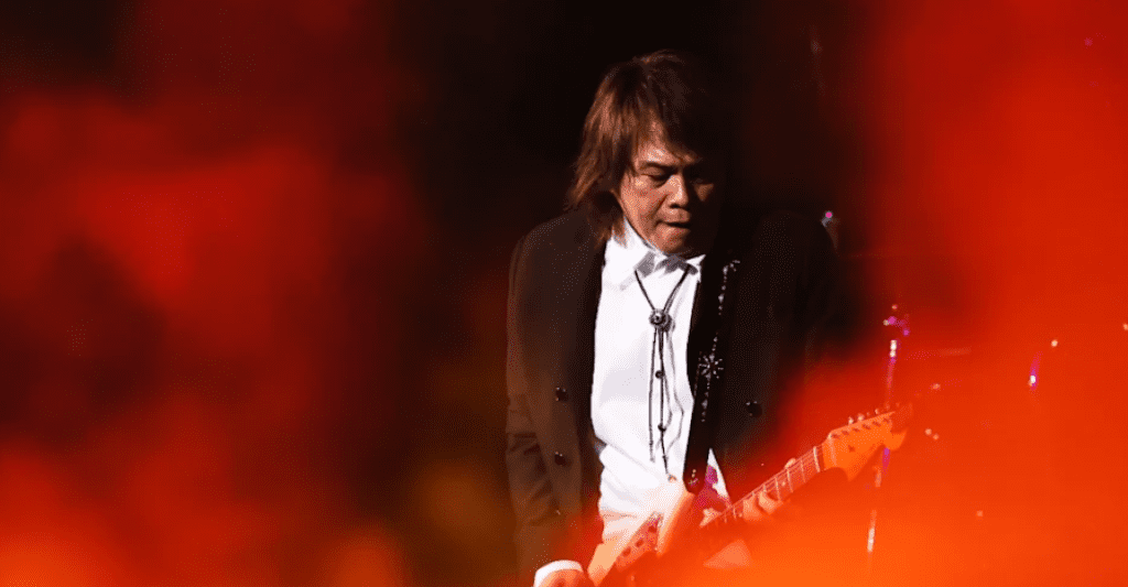 伍佰小巨蛋嗨唱!「擊飛麥克風」笑翻全場 歌迷救援 伍佰小巨蛋嗨唱!「擊飛麥克風」笑翻全場 歌迷救援