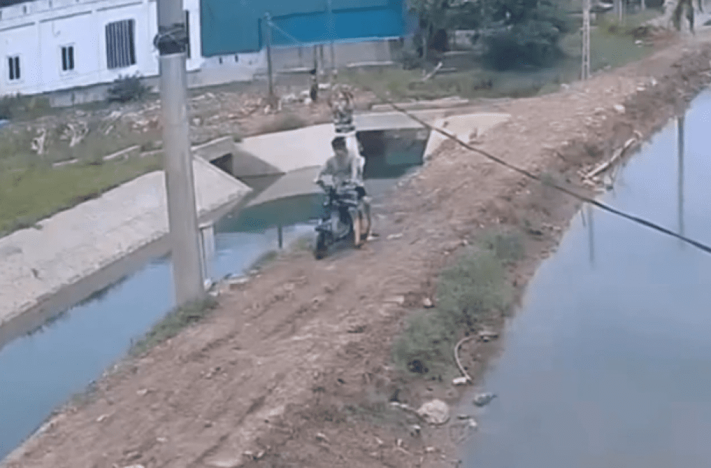 影/風箏卡電線!3學生想拿「誤觸爆火花」當場倒地 監視器影片曝光 影/風箏卡電線!3學生想拿「誤觸爆火花」當場倒地 監視器影片曝光