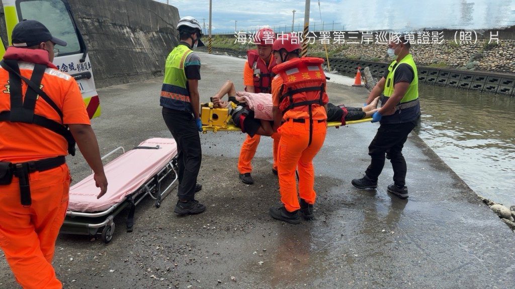 彰化自小客車失控衝撞堤防落海! 駕駛獲救送醫 彰化自小客車失控衝撞堤防落海! 駕駛獲救送醫