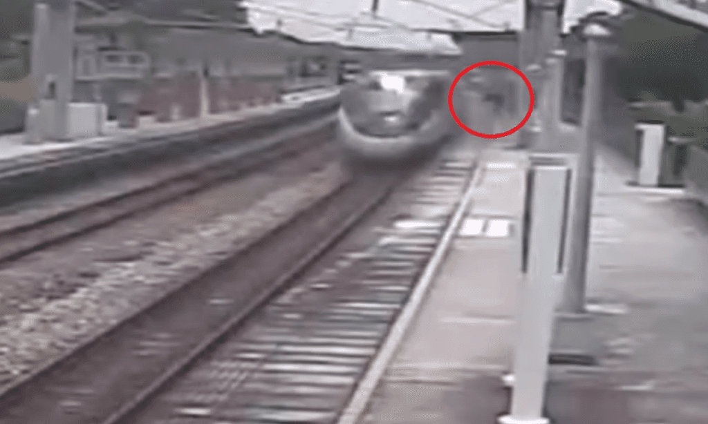 撞擊畫面曝光! 男子在台鐵南勢車站月台遭自強號撞擊彈飛當場慘死 撞擊畫面曝光! 男子在台鐵南勢車站月台遭自強號撞擊彈飛當場慘死