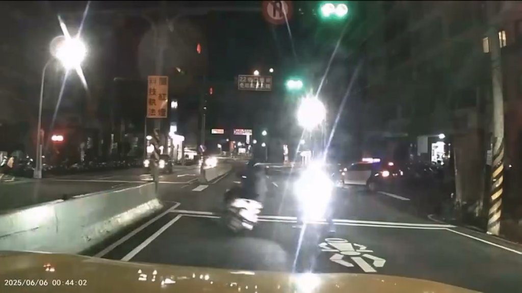 影／2騎士深夜競速五股大街狂飆　遇警攔截「失控打滑自摔」影片曝光