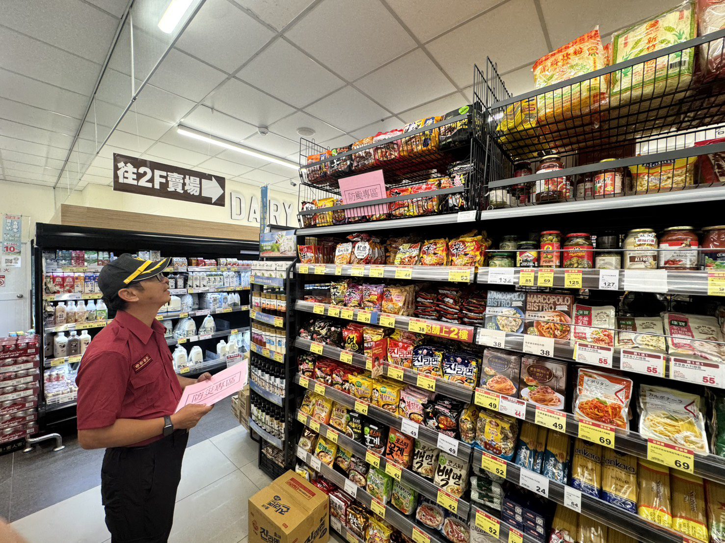 橋頭分隊攜手賣場設立防颱專區 提升民眾防災意識 橋頭分隊攜手賣場設立防颱專區 提升民眾防災意識