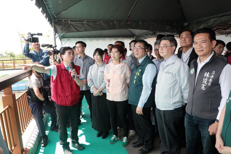 行政院長卓榮泰視察曾文溪排水 黃偉哲親自陪同爭取補助推動水利建設 行政院長卓榮泰視察曾文溪排水 黃偉哲親自陪同爭取補助推動水利建設