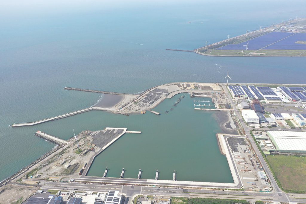 彰化漁港正式啟用！80席漁筏泊位率先開放　打造中部唯一免候潮現代化漁港