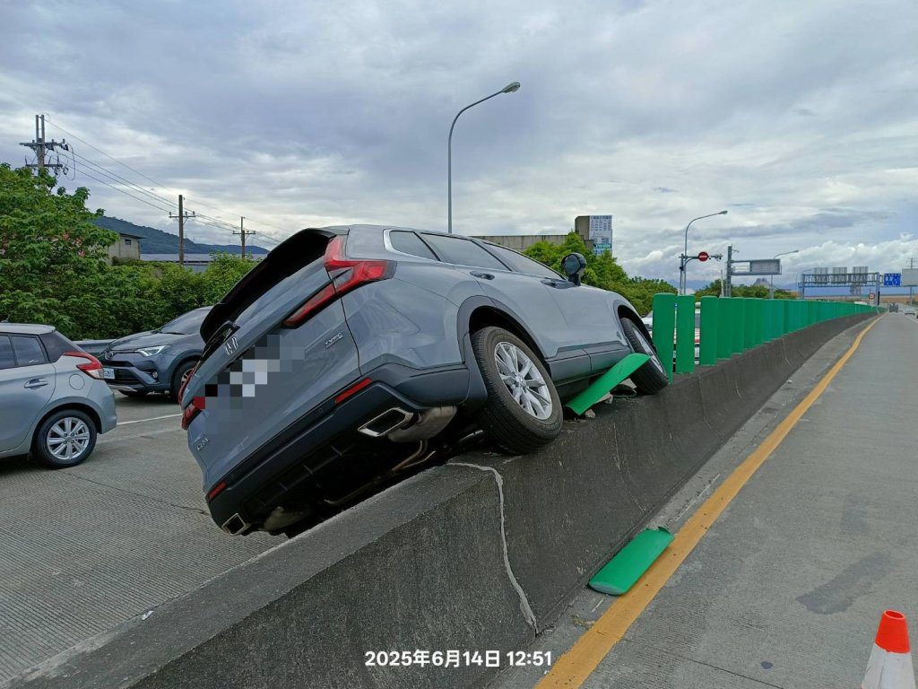 宜蘭男下新馬陸橋欲匯入國道5號　分心擦玻璃擦到「直上分隔島」