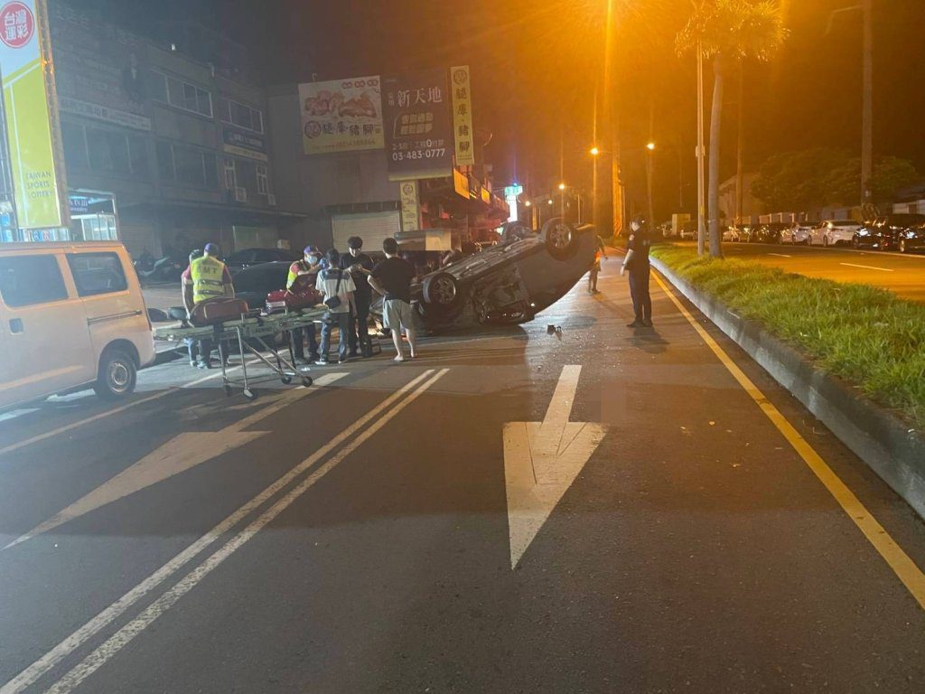 疑疲勞駕駛…越籍男駕車載同鄉連撞5車「烏龜翻」躺馬路 疑疲勞駕駛…越籍男駕車載同鄉連撞5車「烏龜翻」躺馬路