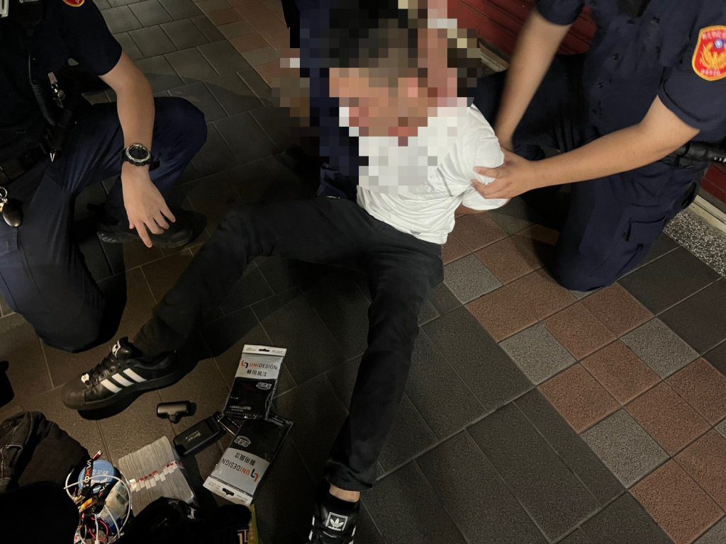 詐團扮「假幣商」設局面交百萬　車手拒捕警強忍左手掌「骨折」奮勇壓制