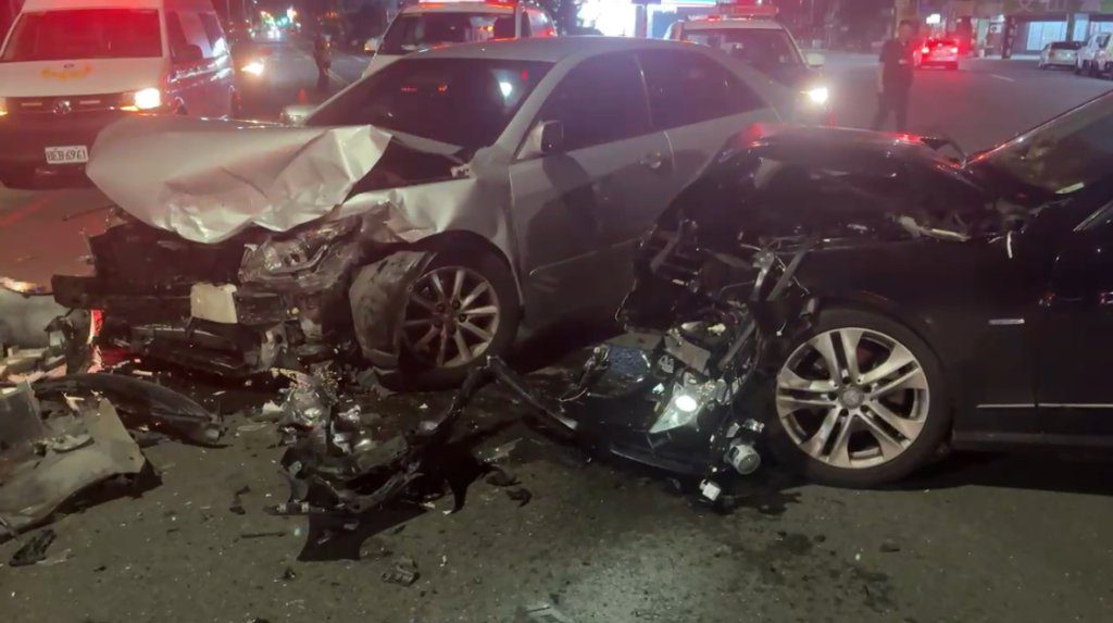 碰！高雄三叉路口自小客「車頭撞車頭」 慘況曝