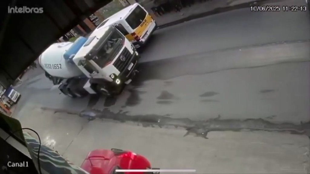 影/驚悚影片!巴西13歲少年騎電動自行車失控 摔倒遭水泥車輾過血流一地亡 影/驚悚影片!巴西13歲少年騎電動自行車失控 摔倒遭水泥車輾過血流一地亡