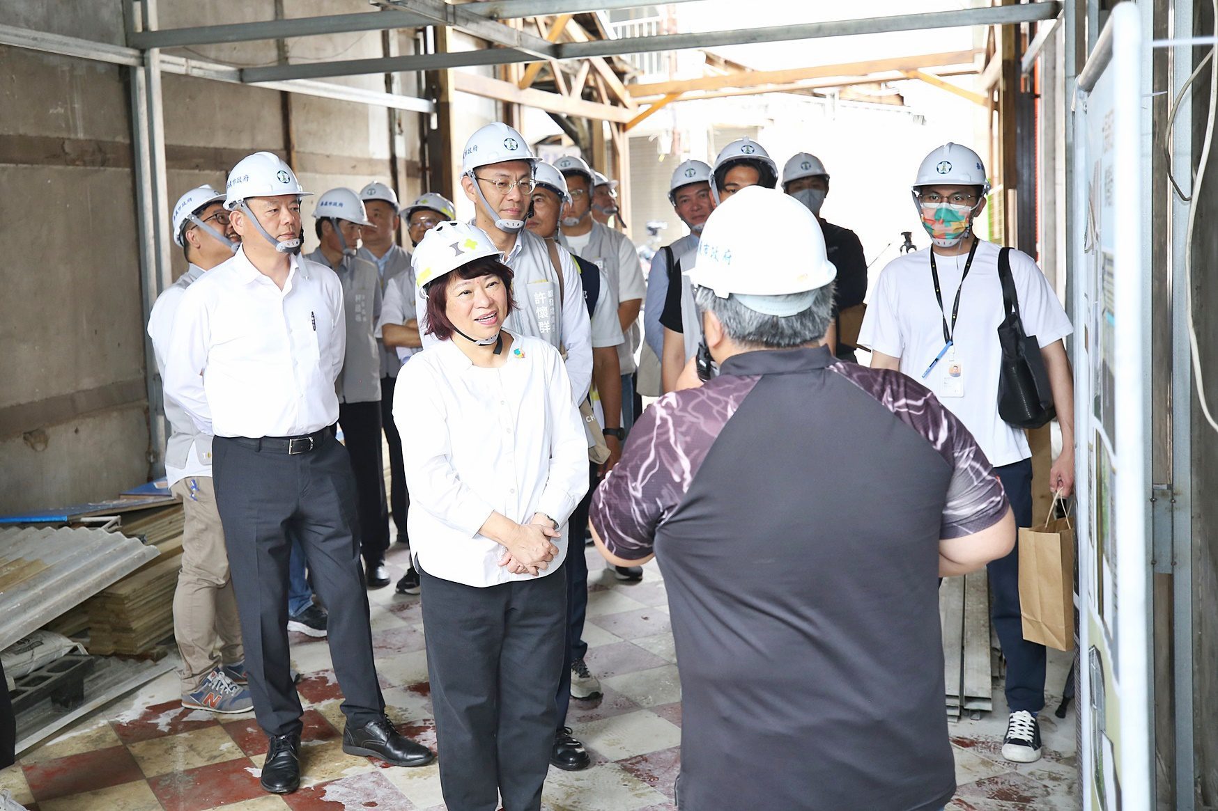 老木屋變創業基地　黃敏惠視察「嘉有木屋」修繕工程
