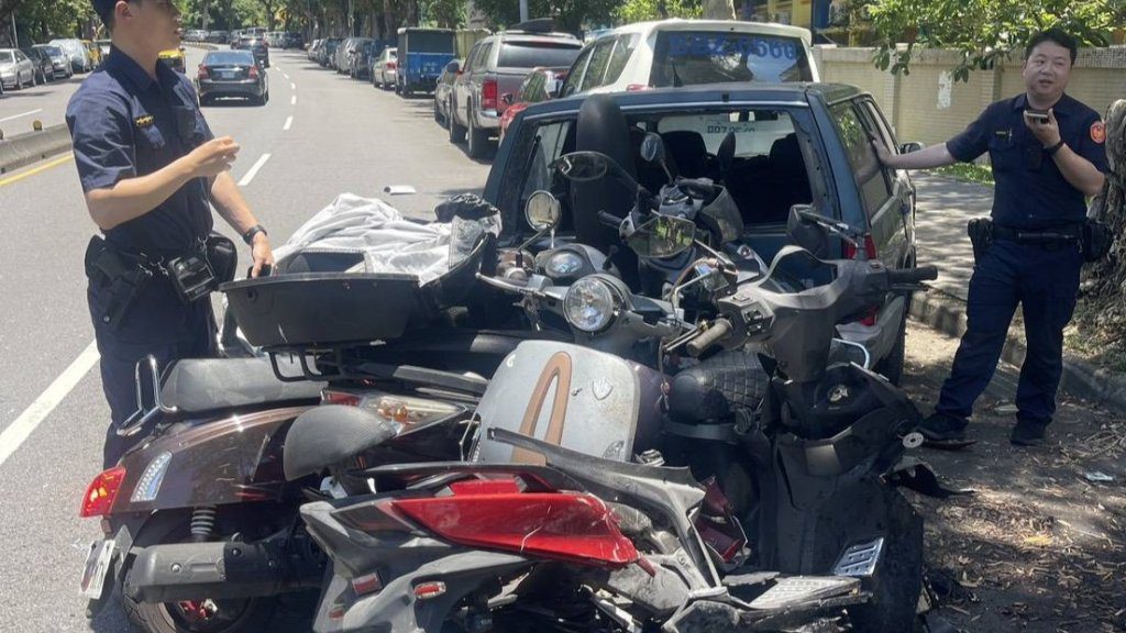 快訊/北市士林汽車失控撞8車 2人受傷送醫 快訊/北市士林汽車失控撞8車 2人受傷送醫