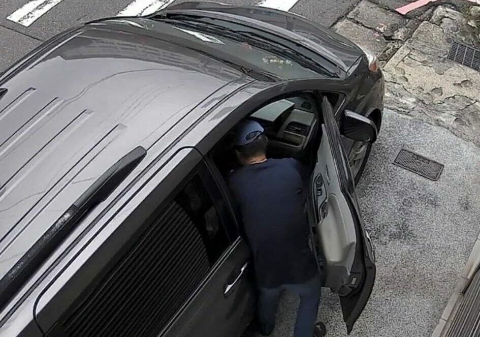 下車5分鐘現金全被偷!桃園駕駛忘鎖車1萬2飛了 下車5分鐘現金全被偷!桃園駕駛忘鎖車1萬2飛了
