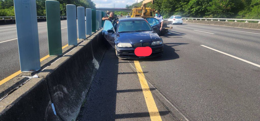 快訊／國3關廟段驚見「無人車」逆向卡內側　疑自撞護欄…警追查開罰