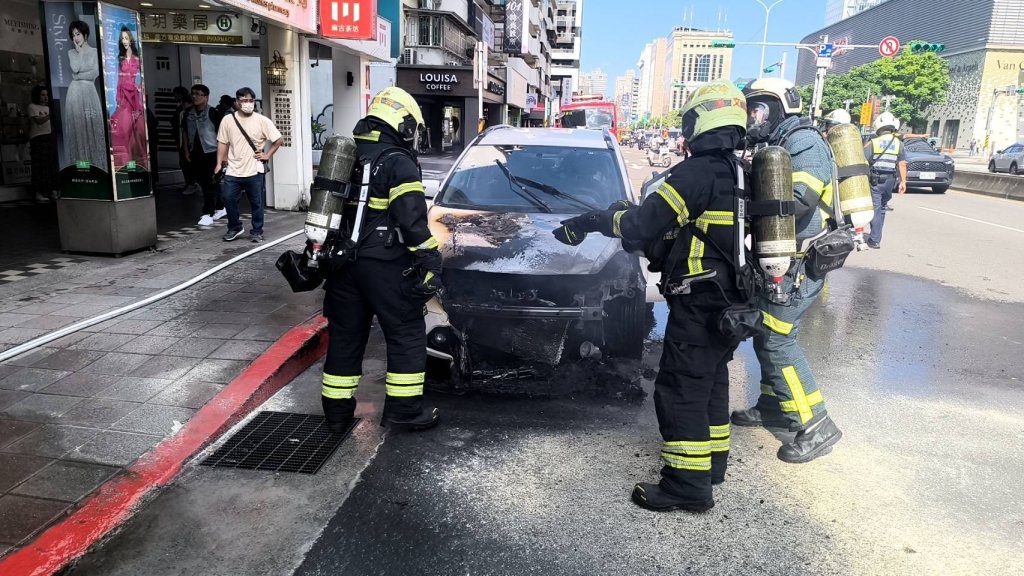 忠孝東路突爆火燒車！引擎起火竄濃煙　路人驚逃、警消急撲救