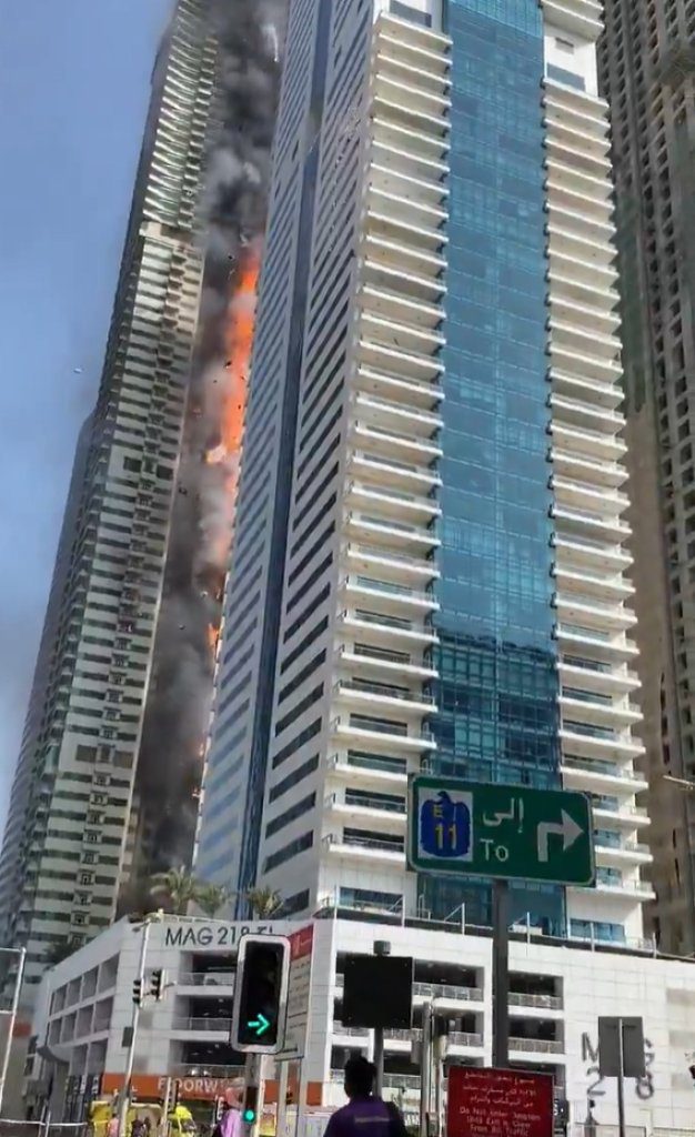 杜拜67層「老虎塔」夜間火警！火柱直竄高空　3,820人驚險全數疏散