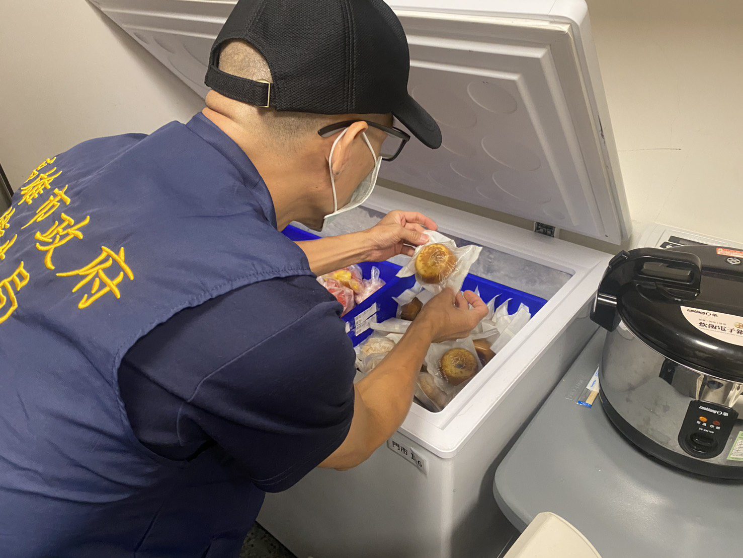 消費者La One購買鹽之花費南雪,竟是去年的產品?高市衛生局裁罰4萬元以上罰緩 消費者La One購買鹽之花費南雪,竟是去年的產品?高市衛生局裁罰4萬元以上罰緩