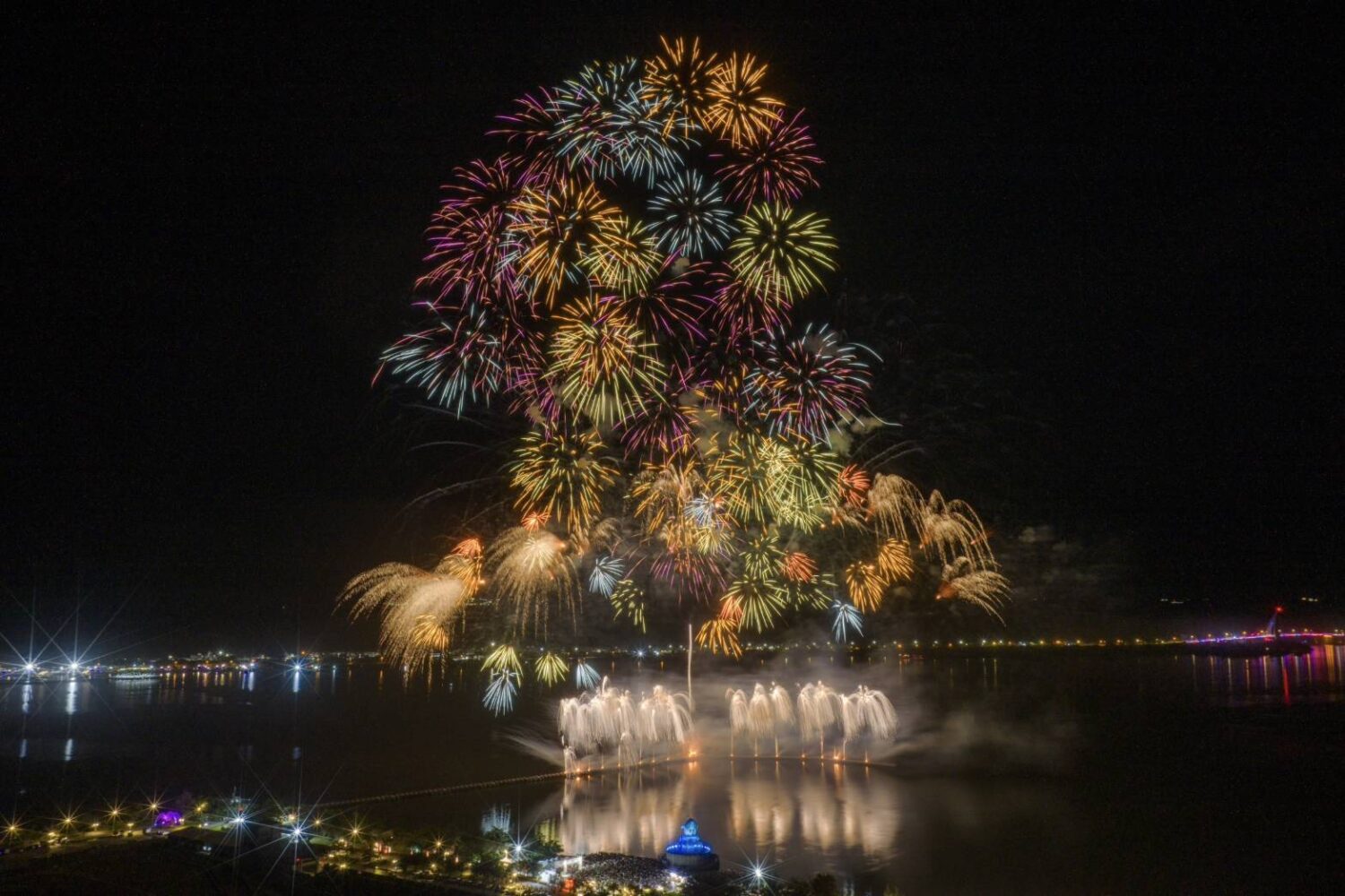 玖壹壹嗨翻大鵬灣 絢麗煙火閃耀夜空 屏東黑鮪魚文化觀光季大鮪市集好熱鬧 玖壹壹嗨翻大鵬灣 絢麗煙火閃耀夜空 屏東黑鮪魚文化觀光季大鮪市集好熱鬧