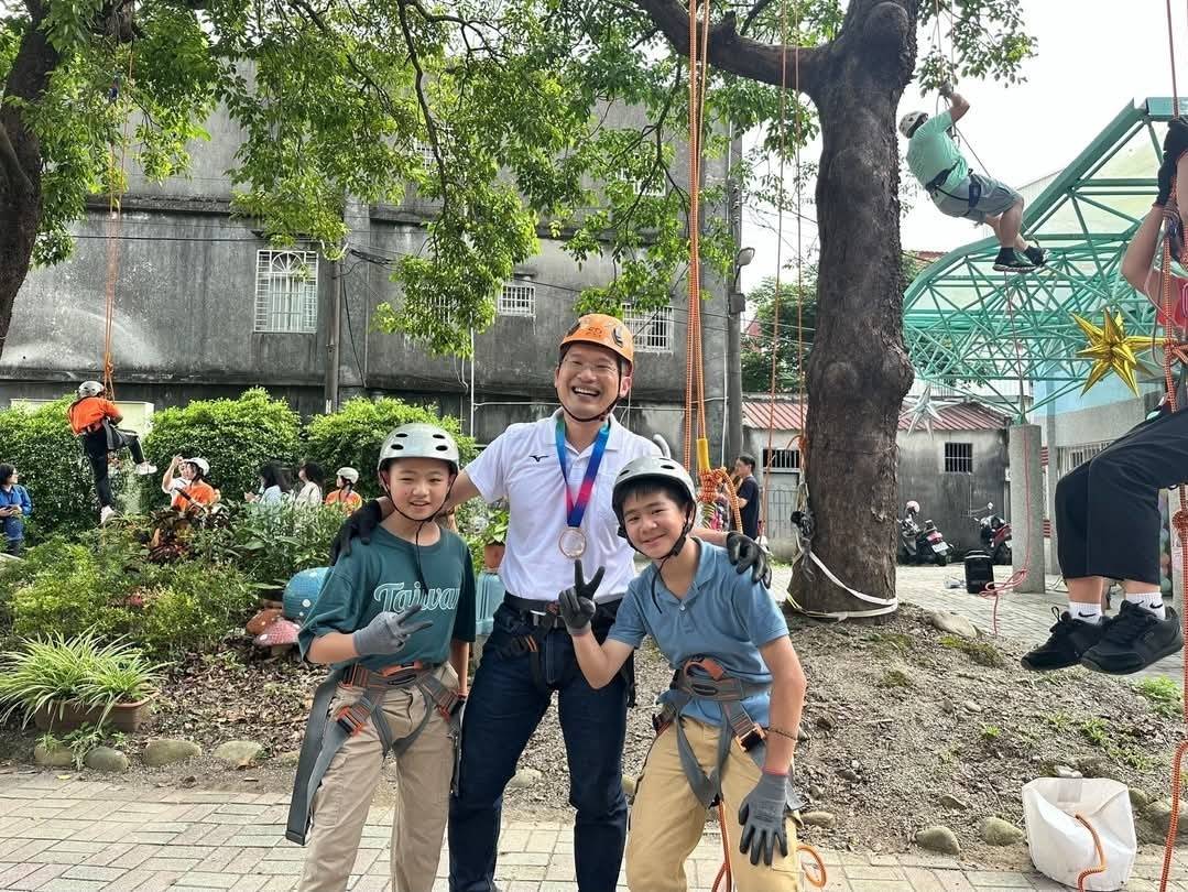 大溪中興國小畢典挑戰「超級鐵人三項」蘇俊賓陪畢業生勇闖最後一哩 大溪中興國小畢典挑戰「超級鐵人三項」蘇俊賓陪畢業生勇闖最後一哩