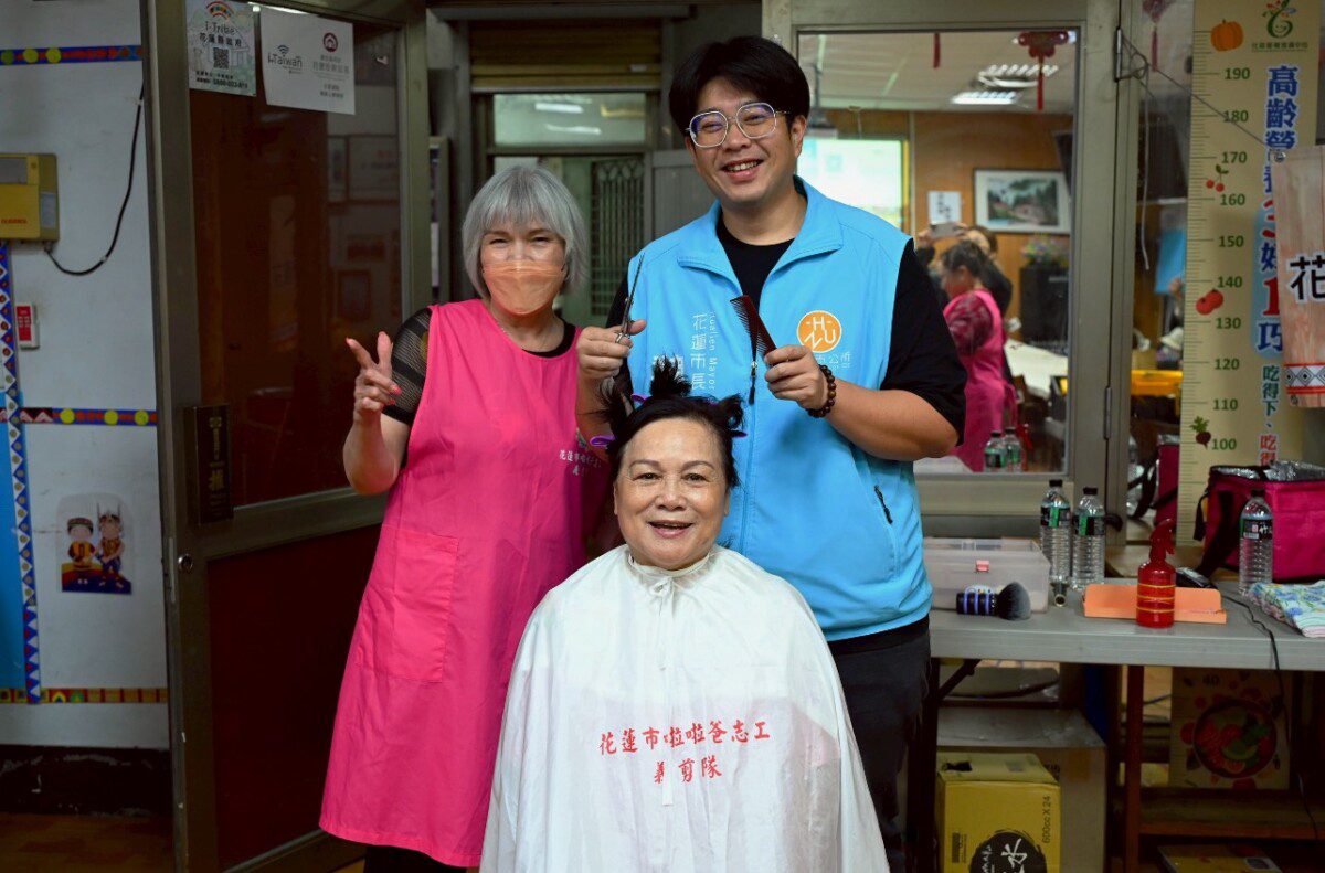 花蓮市原民義剪傳遞溫度 市長魏嘉彥挺志工關懷長輩 花蓮市原民義剪傳遞溫度 市長魏嘉彥挺志工關懷長輩