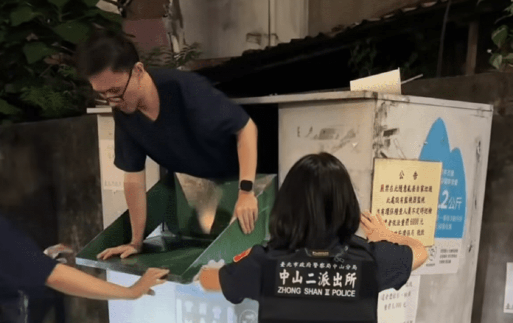 影/喝醉了?男半夜「滑進舊衣回收箱」出不來 目擊民眾傻眼找警求助 影/喝醉了?男半夜「滑進舊衣回收箱」出不來 目擊民眾傻眼找警求助