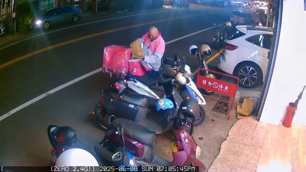 影/美食毀了!外送員送披薩「直立放外送包」 店家看到傻眼:糟蹋餐點 影/美食毀了!外送員送披薩「直立放外送包」 店家看到傻眼:糟蹋餐點