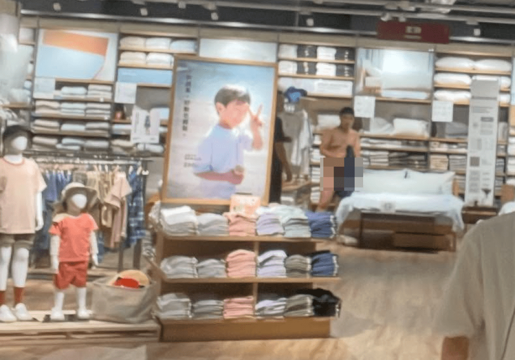 男衝板橋車站無印良品裸睡「跳床上翻滾」 店內民眾嚇壞急閃!警衛用討伐棒趕人 男衝板橋車站無印良品裸睡「跳床上翻滾」 店內民眾嚇壞急閃!警衛用討伐棒趕人