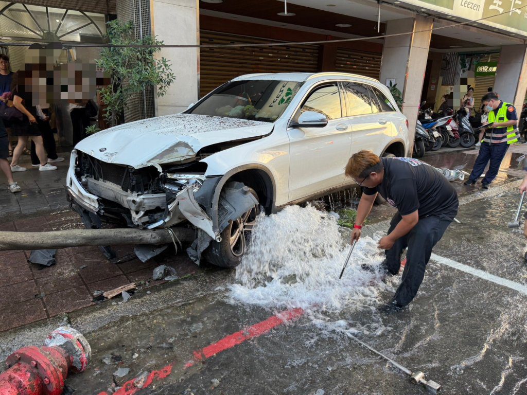 影/轎車失控猛衝人行道!中和路樹倒、電線扯落 80歲婦人遭波及送醫 影/轎車失控猛衝人行道!中和路樹倒、電線扯落 80歲婦人遭波及送醫