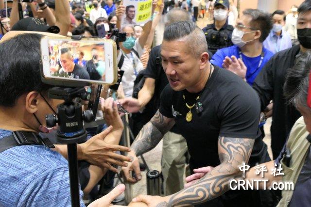 館長赴陸直播返台 粉絲舉標語熱情接機 館長赴陸直播返台 粉絲舉標語熱情接機