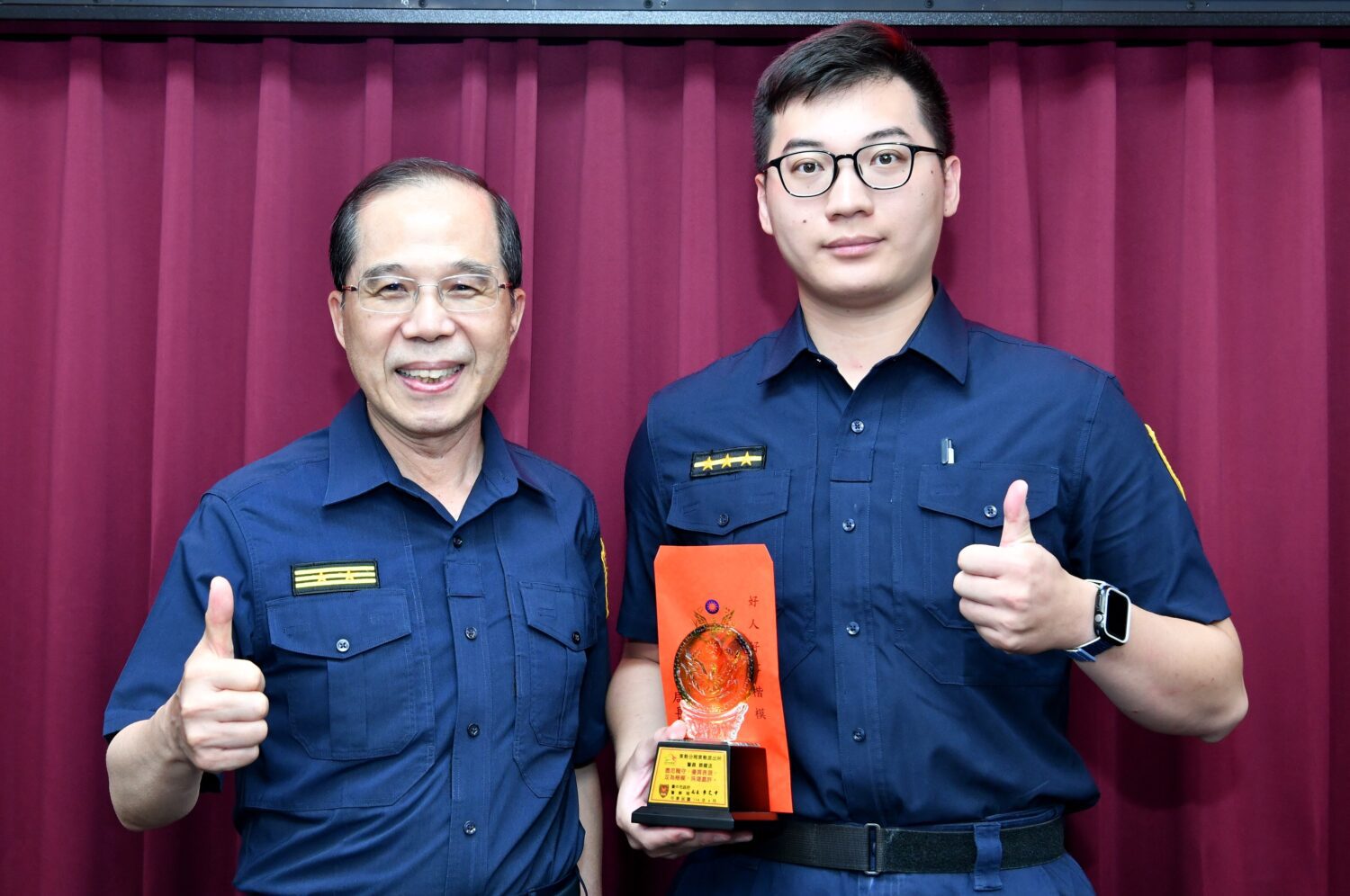 蔡耀丞尋獲失智迷途老翁 盧廷彰會報表揚豎指稱讚 蔡耀丞尋獲失智迷途老翁 盧廷彰會報表揚豎指稱讚