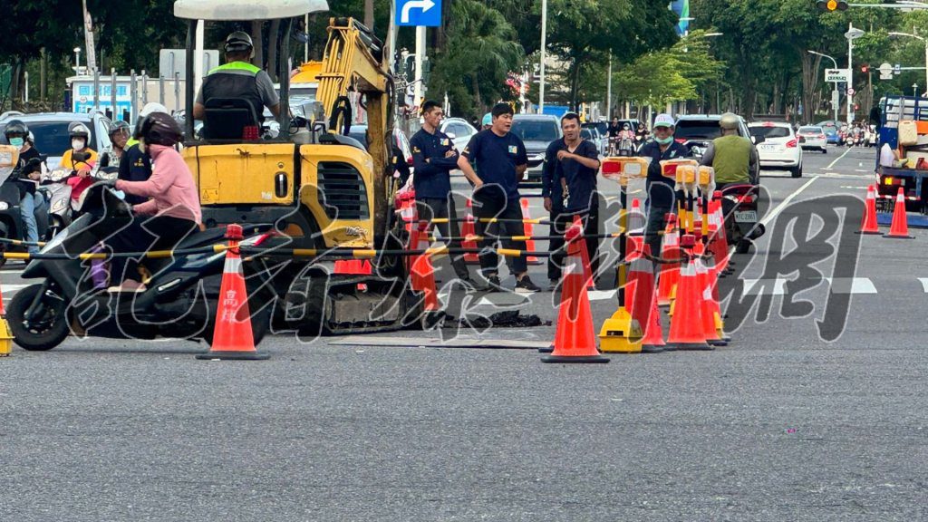 快訊／高雄主要幹道驚見天坑！工程人員緊急搶修