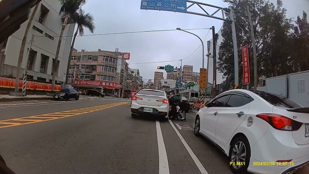 影／大街上擄人！女「狂喊救命」騎士目擊急報警　未公開影片曝光