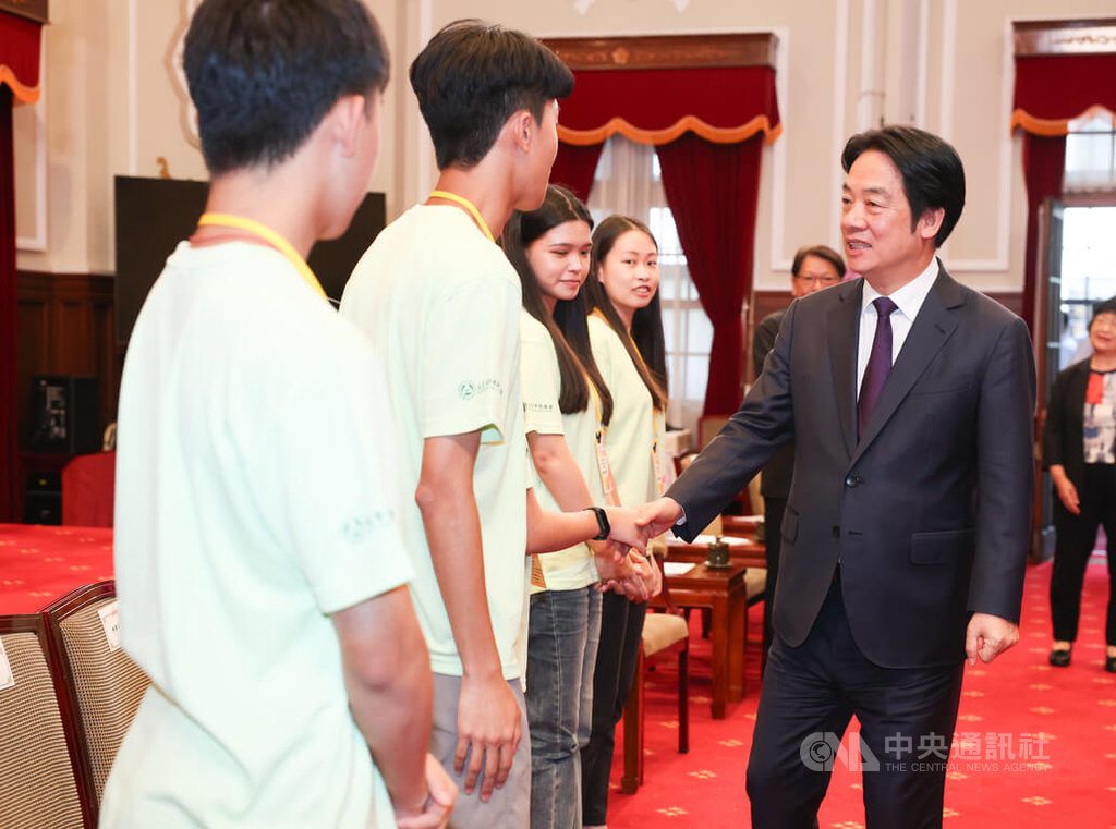 為青年海外志工授旗 總統：讓世界看見台灣