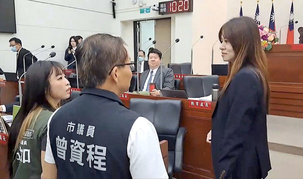 竹市綠議員質詢擺罷免標語 官員收起引爆口角 竹市綠議員質詢擺罷免標語 官員收起引爆口角
