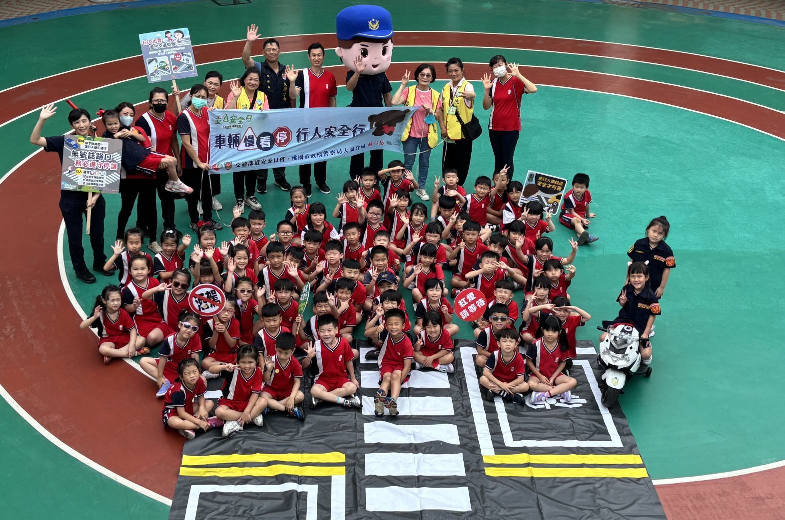 大園警舉辦交通安全宣導活動 學童:長大想當警察 大園警舉辦交通安全宣導活動 學童:長大想當警察