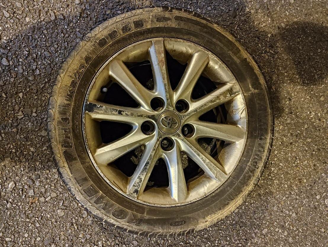 【有片】天降橫禍！疑遭拖吊車輛輪胎脫落 國1轎車慘被砸中