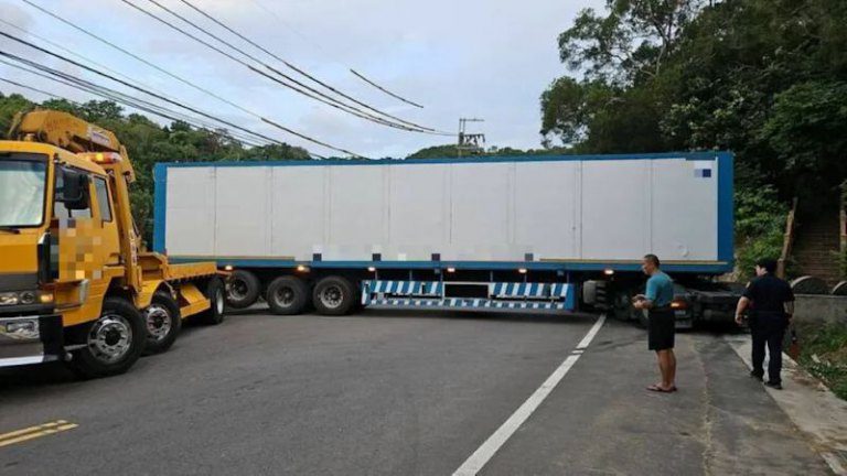 擔心涵洞限高卡車 大貨車調頭迴轉竟霸道 擔心涵洞限高卡車 大貨車調頭迴轉竟霸道