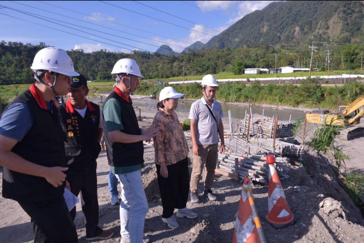 徐榛蔚視察蚊子洞橋復建工程 便道搶修助農忙通行 新橋預計8月底完工提升通行安全 徐榛蔚視察蚊子洞橋復建工程 便道搶修助農忙通行 新橋預計8月底完工提升通行安全