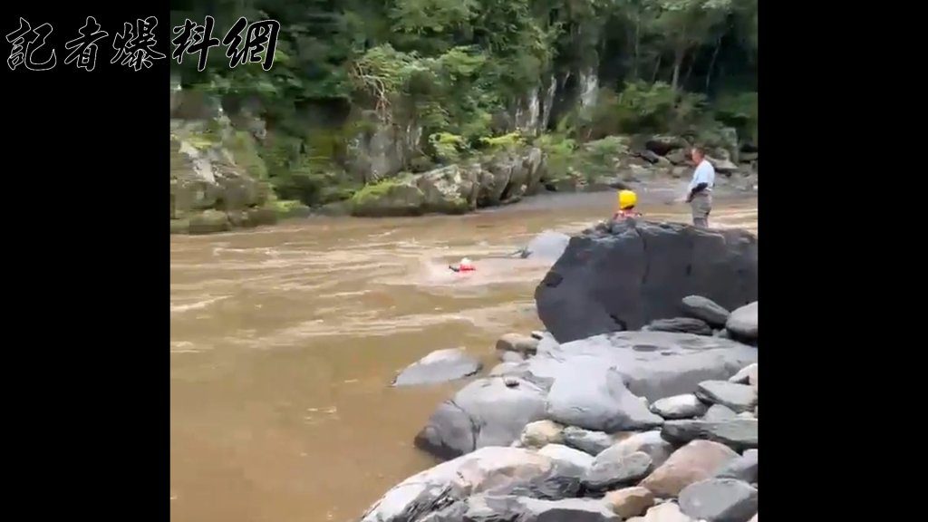午後大雨釀溪水暴漲…烏來釣客受困沙洲　警消冒險涉水救援
